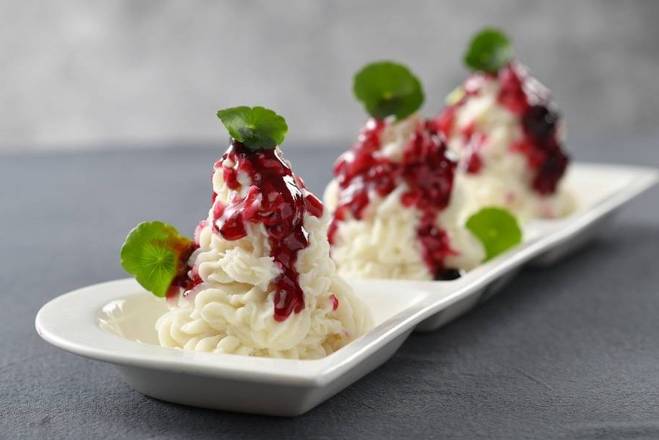Mashed Chinese Yam Dressed with Blueberry Sauce 蓝莓山药